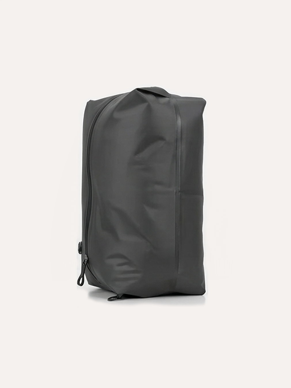 Sac à dos étanche noir vu de côté, fermeture roll-top et zip latéral